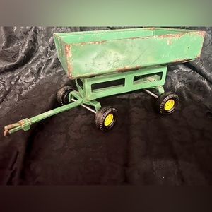ERTL 1/16 John Deere Grain Gravity Wagon